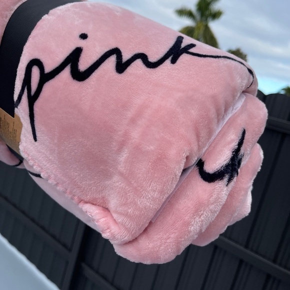 PINK VICTORIA SECRET Sherpa Throw/Blanket 50”x 60” - Picture 11 of 11